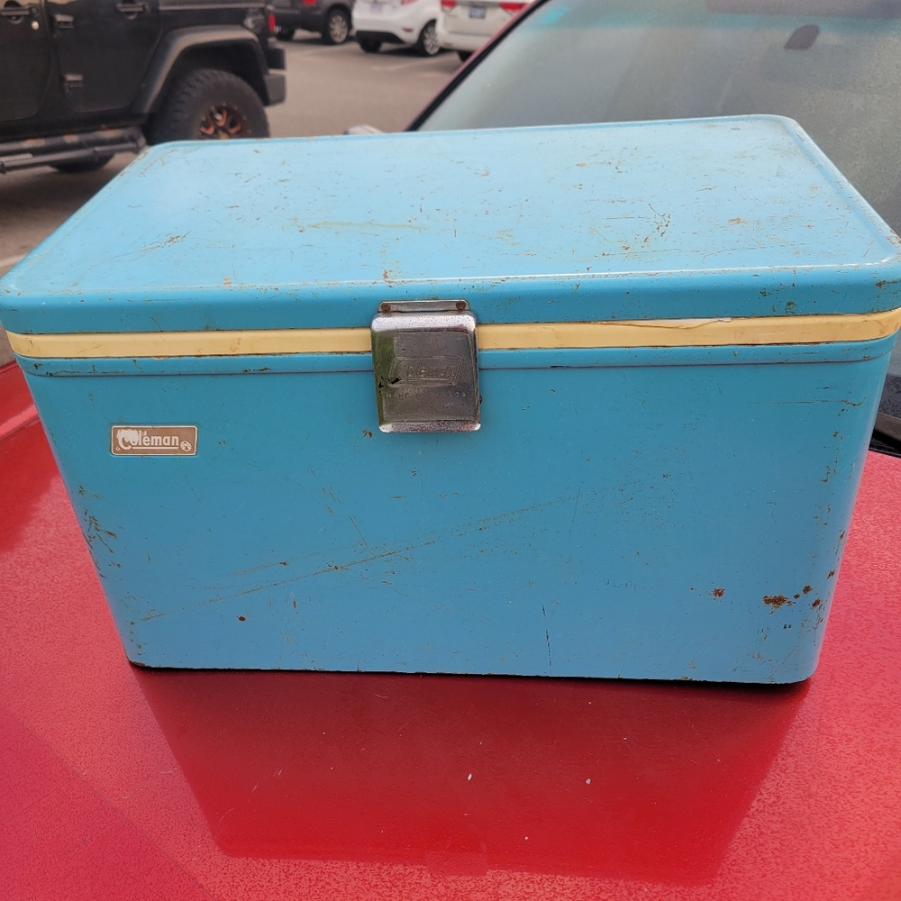 vintage Coleman metal baby blue cooler/ice chest box in baby blue colour. Produc